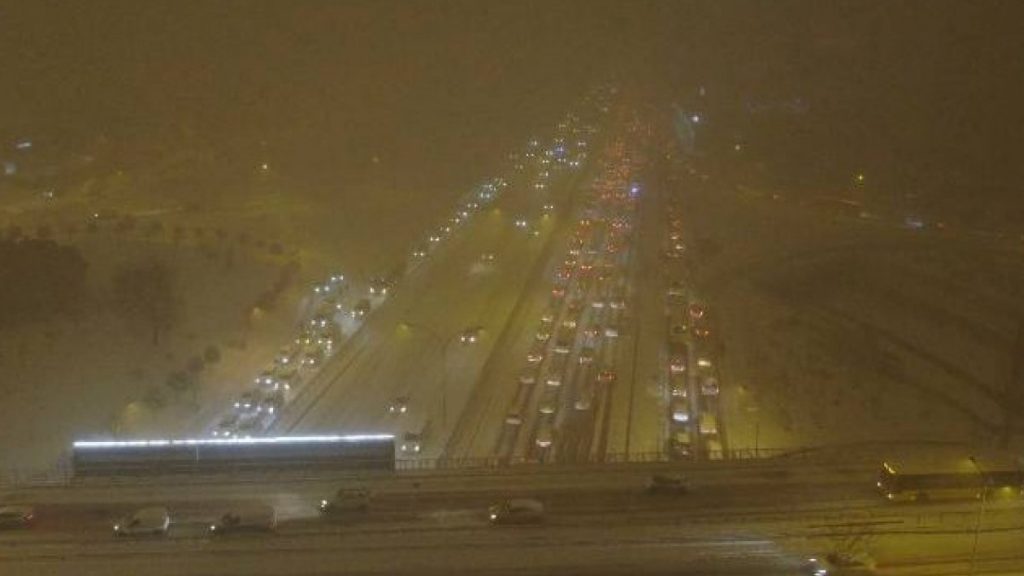 İstanbul’da yoğun kar yağışı nedeniyle birçok araç mahsur kaldı