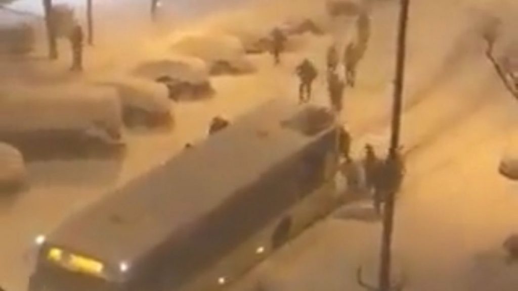 İstanbul’da yolcular, yolda kalan otobüsü itti