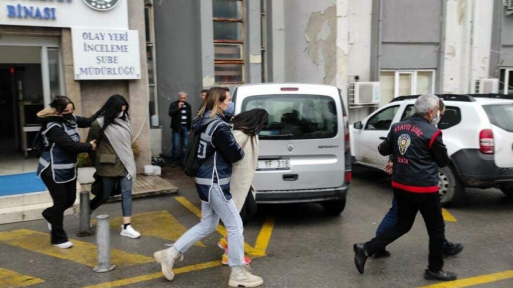 İzmir merkezli 3 ilde sahte kimlikle dolandırıcılık: 5 tutuklama
