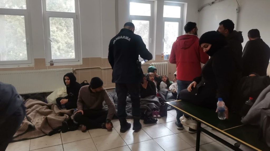 İzmir’de, 222 kaçak göçmen yakalandı