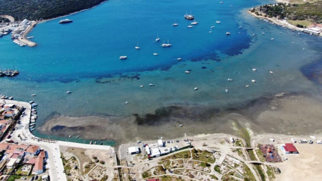 İzmir’de deniz 30 metre çekildi