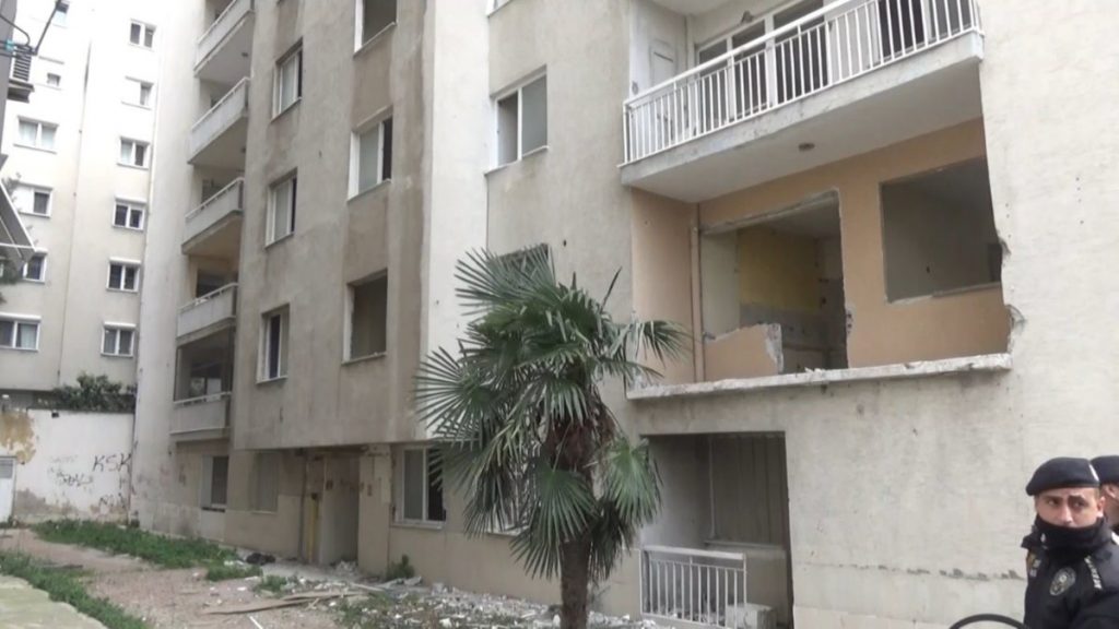 İzmir’de genç adam, asansörün altında kalarak can verdi