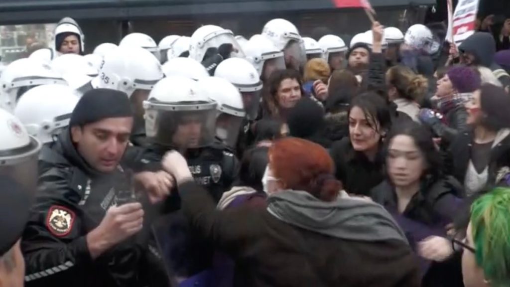 İzmir’de kadınlar günü yürüyüşünde arbede yaşandı