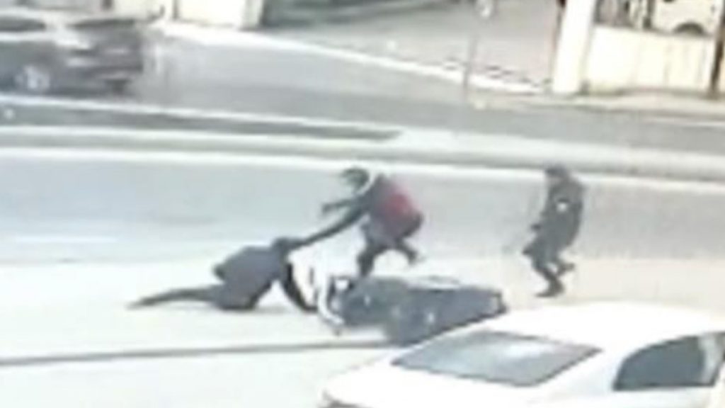 Kağıthane’de kaçan torbacı motosikletli kuryenin tekmesiyle yakalandı