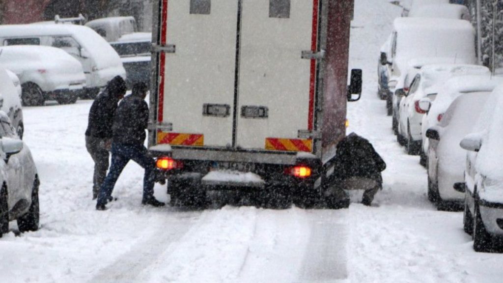 Kağıthane’de kar nedeniyle yaya ve sürücüler zor anlar yaşadı