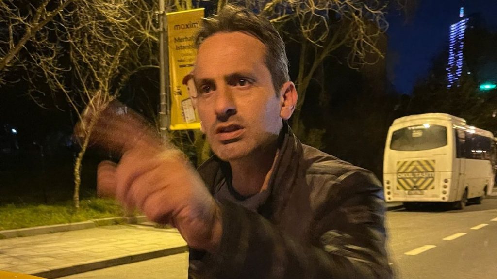 Kağıthane’de taksiciyle yolcuların tartışması kamerada