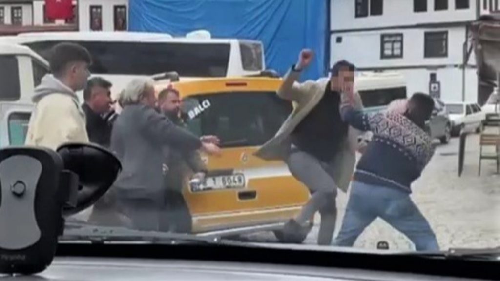 Karabük’te minibüsçü ve taksici tekme tokat birbirine girdi