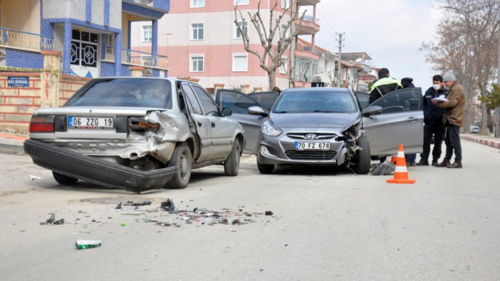 Karaman’da 2’si kadın 4 kişi çalıntı araçla polisten kaçarken kaza yaptı