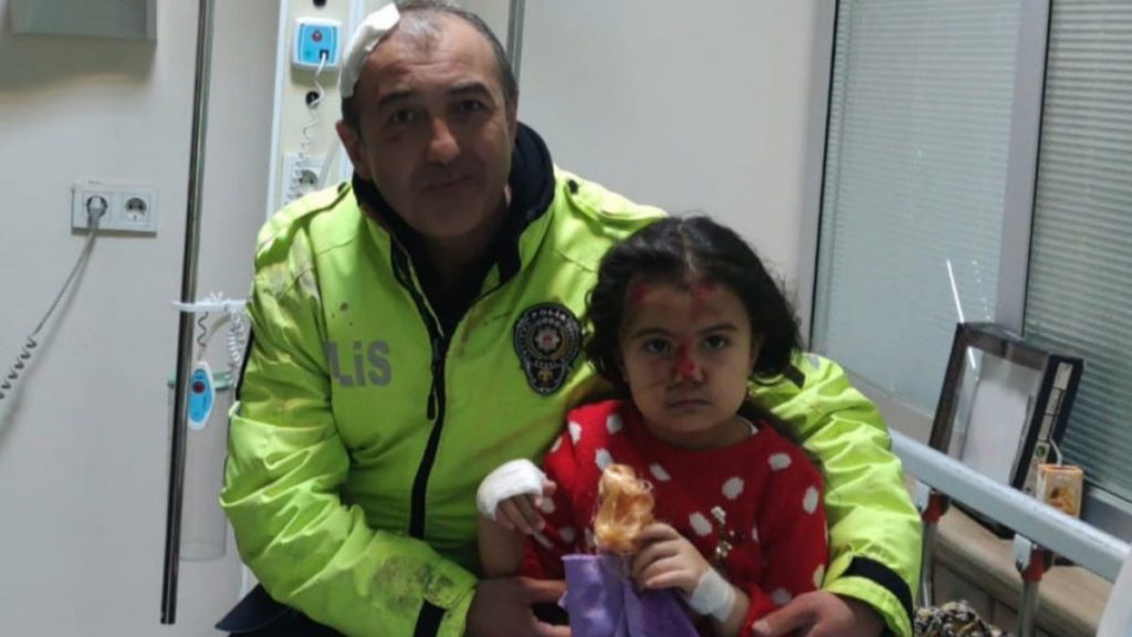 Kars’ta küçük kızı kurtaran polis memuru yaralandı