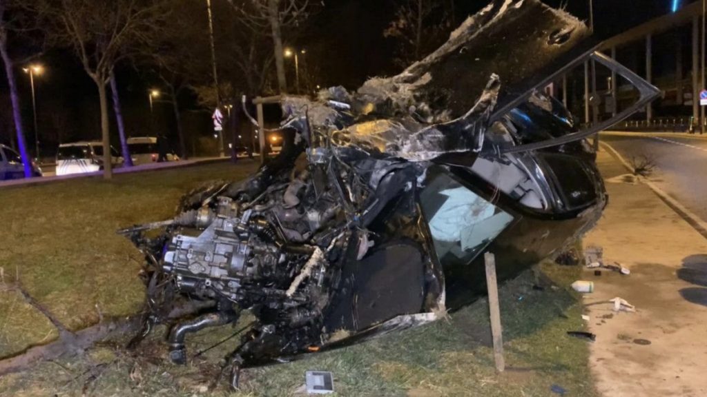 Kartal’da aşırı hızlı otomobil takla attı