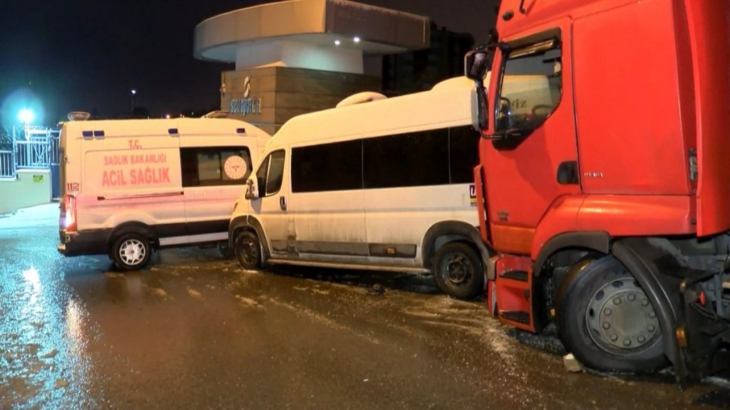 Kartal’da buzlanma nedeniyle kontrolden çıkan tır ambulans ve servis aracına çarptı