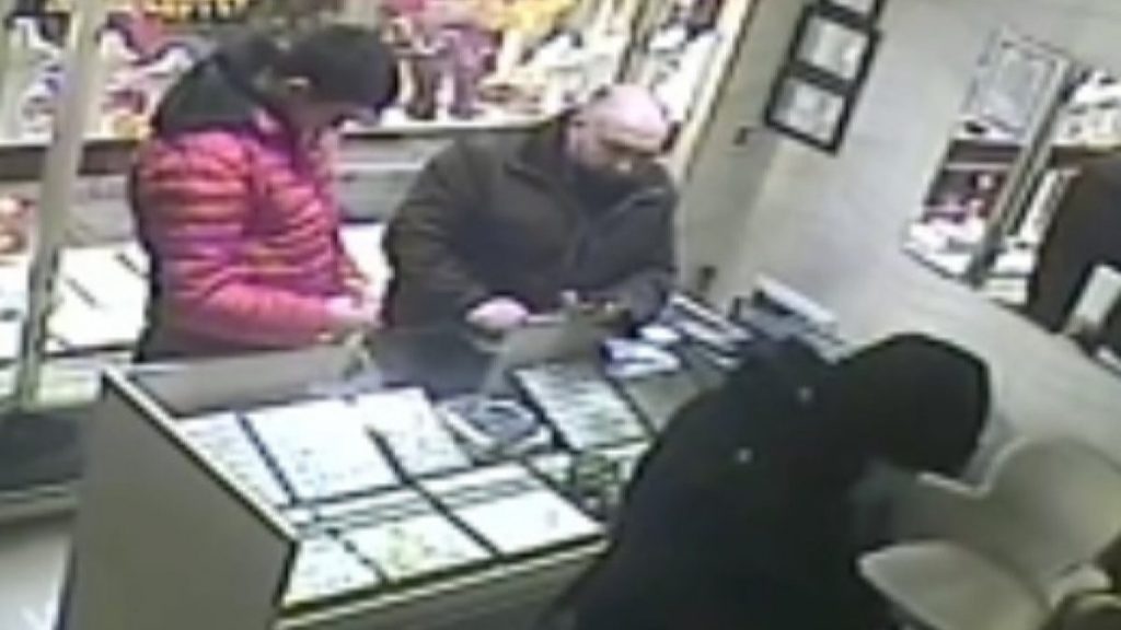 Kayseri’de kuyumcuyu yaralayıp bir bilezik çaldı