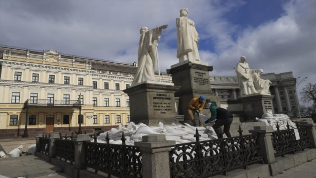 Kiev’deki büst ve heykeller korunuyor