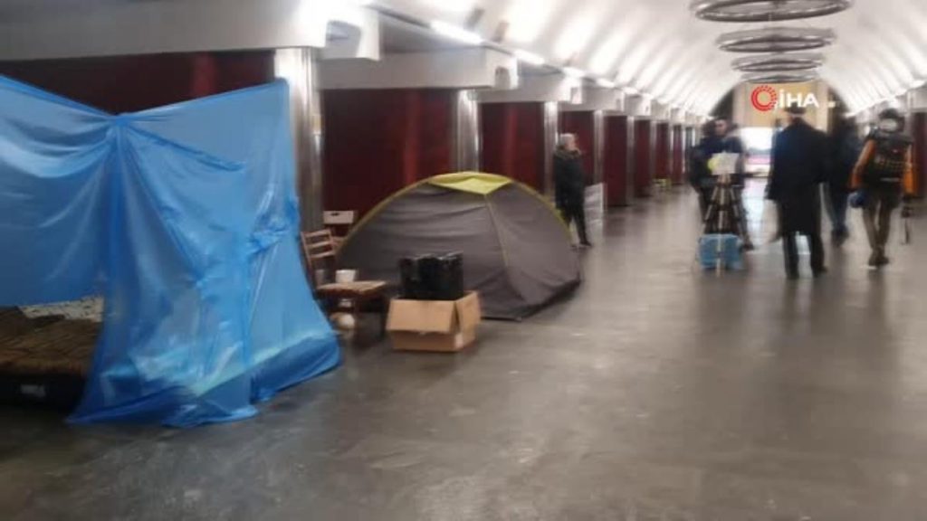 Kievliler metro istasyonlarında yaşamlarına devam ediyor