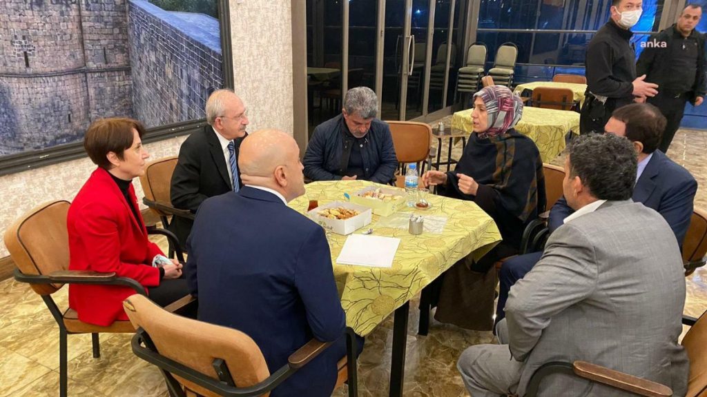 Kılıçdaroğlu Diyarbakır’da evlat nöbetindeki ailelerle görüştü