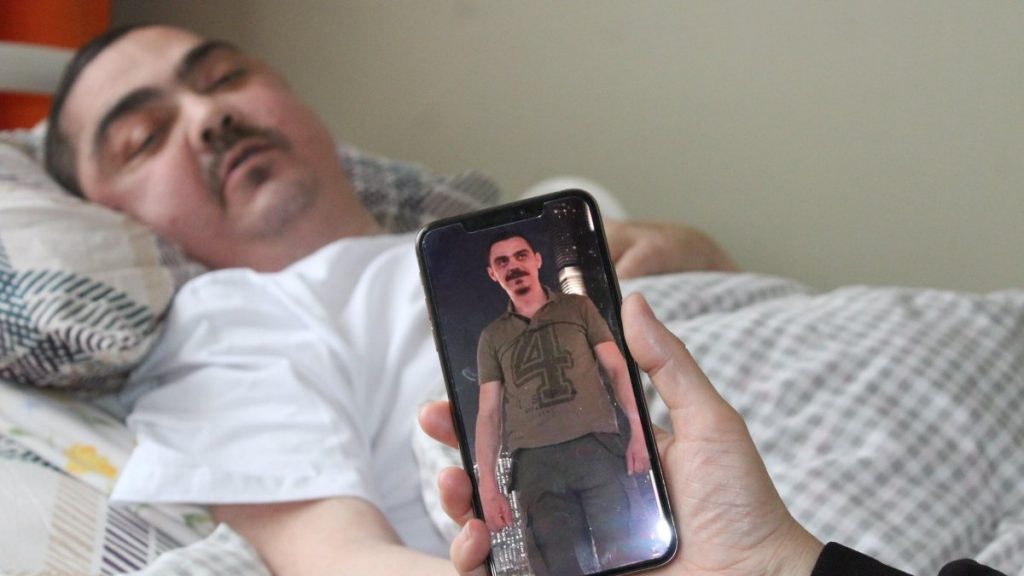 Kocaeli’de yatağa bağlı adamın vücudu, günden güne eriyor