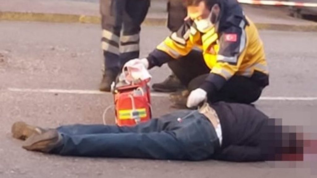 Komşusunu mahalle meydanında öldürdü