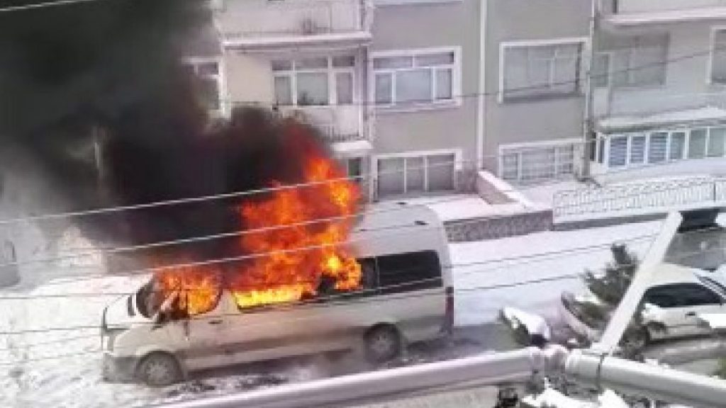 Konya’da park halindeki öğrenci servisi alev aldı