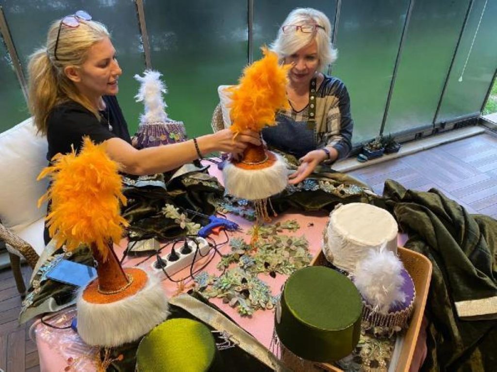 Korodaki 175 kadın, 5 ülkenin şarkılarını söyleyip, kostümlerini giydi