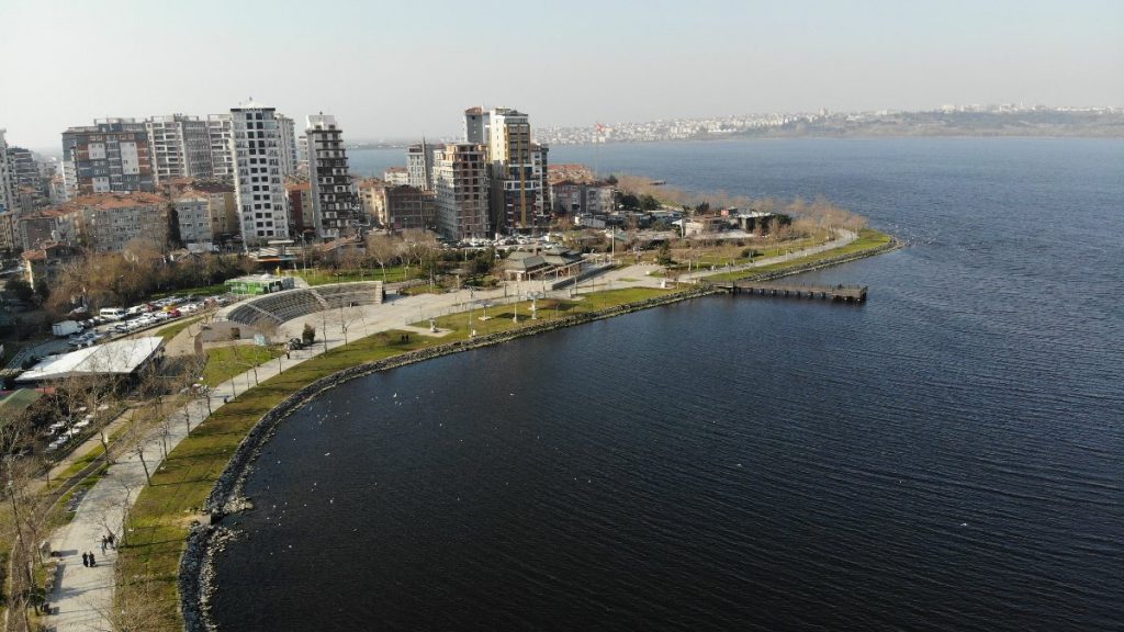 Küçükçekmece Gölü’nde sular çekildi