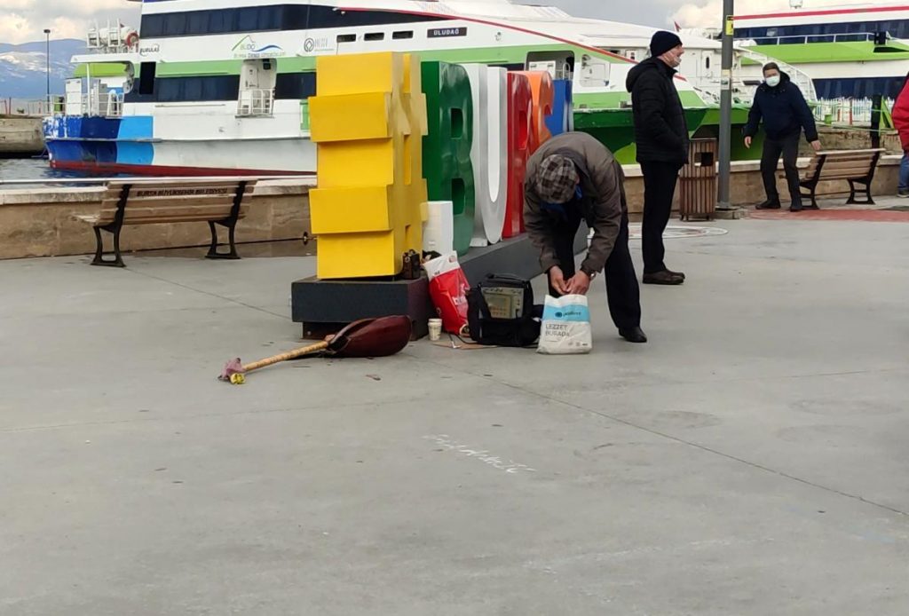 Laf atma tartışmasında sokak sanatçısının sazı kırıldı