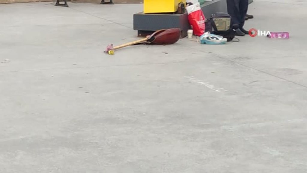 Laf atma tartışmasında sokak sanatçısının sazı kırıldı