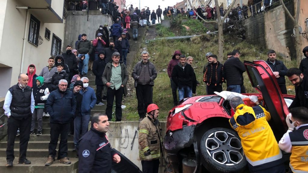Maltepe’de bir araç, 25 metreden çocuk parkına uçtu
