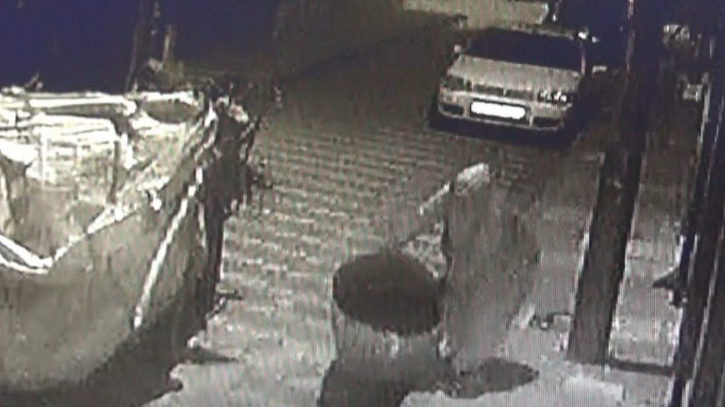 Manisa’da güldüren hırsızlık anı kameralara yansıdı