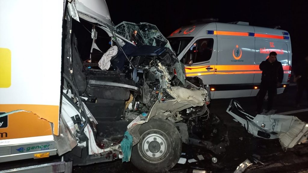 Manisa’da kamyona çarpan kamyonetteki yolcu öldü, sürücü yaralandı