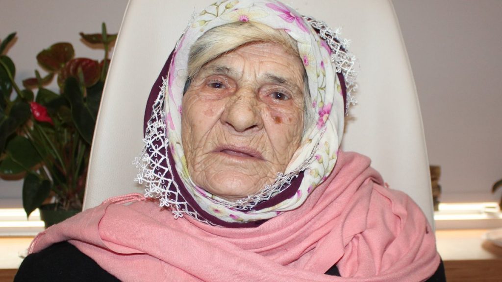 Manisa’da, yaşlı kadının gözleri ameliyatla yeniden açıldı