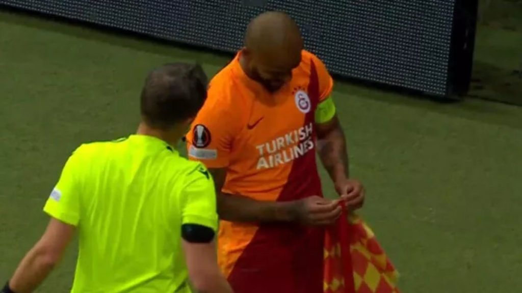Marcao önce korner direğini kırdı sonra tamir etti