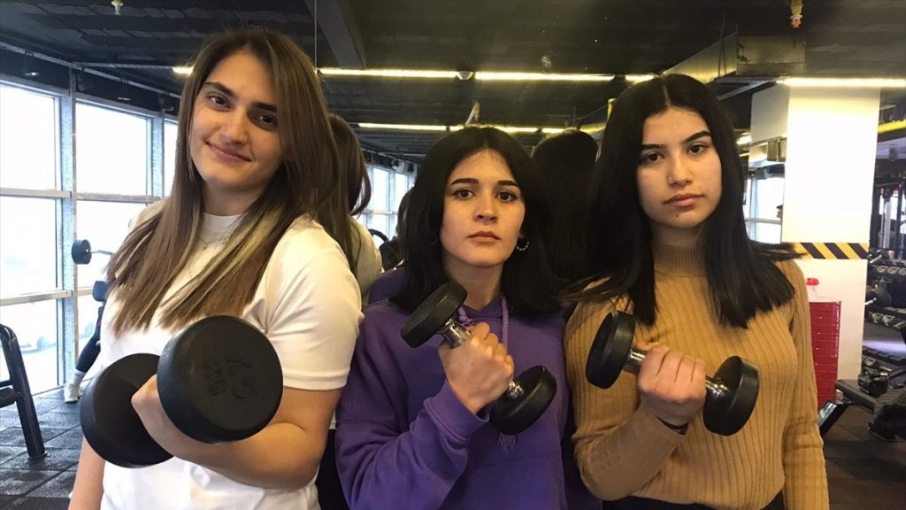 Mersin’de genç bilek güreşçiler milli forma için ter döküyor