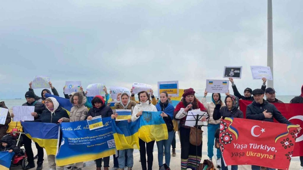 Mersin’de yaşayan Ukraynalı vatandaşlardan Rusya saldırısına protesto