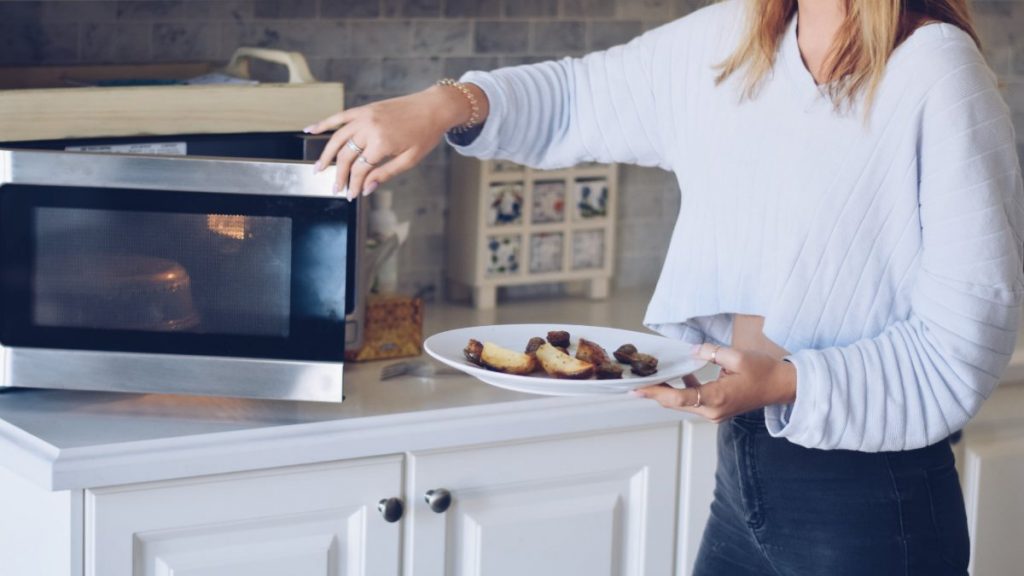 Mikrodalgaya asla koymamanız gereken 7 yiyecek