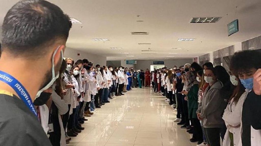 Muğla’da doktoru darbeden uzman çavuşa alkışlı protesto