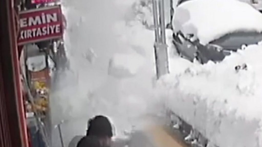 Muş’ta kaldırıma düşen kar kütlesinden saniyelerle kurtuldular