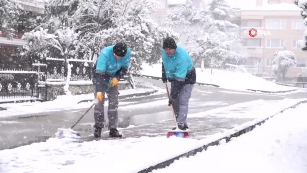 Nilüfer Belediyesi karla mücadeleyi aralıksız sürdürüyor