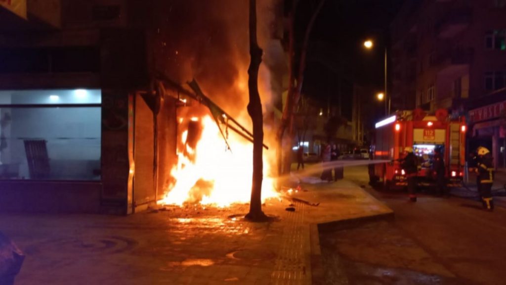 Ordu’daki iş yerinin kundaklanma anı, kameraya yansıdı