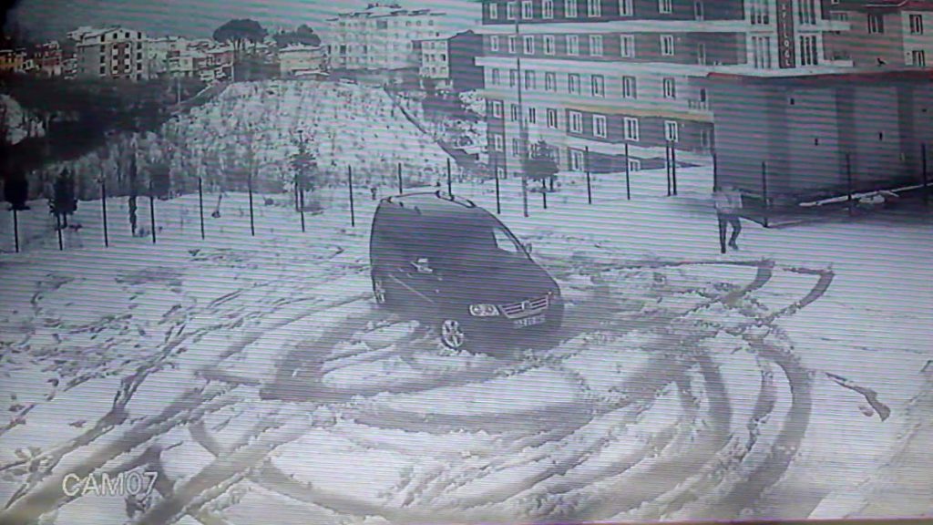 Ordu’daki okul bahçesinde drift attılar