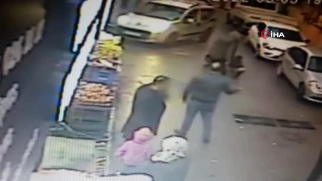 ÖZEL) Trafikte dehşet anları… Satırla saldırı kameradaBaşkasının canını düşünürken, kendi canından oluyordu