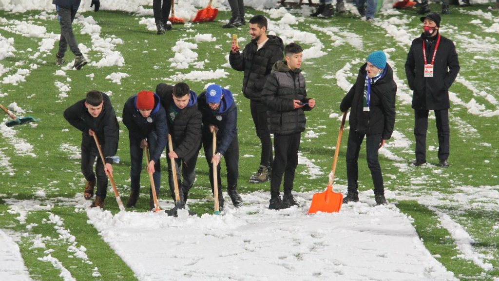 Rize’nin stadında taraftarlar da zemini temizledi