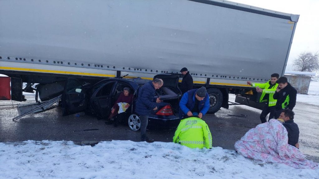 Samsun’da polis, kazada yaralananları montuyla ısıttı