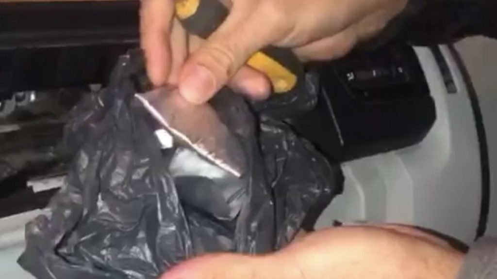 Sarıyer’de arama yapılan otomobilde uyuşturucu zulaları bulundu