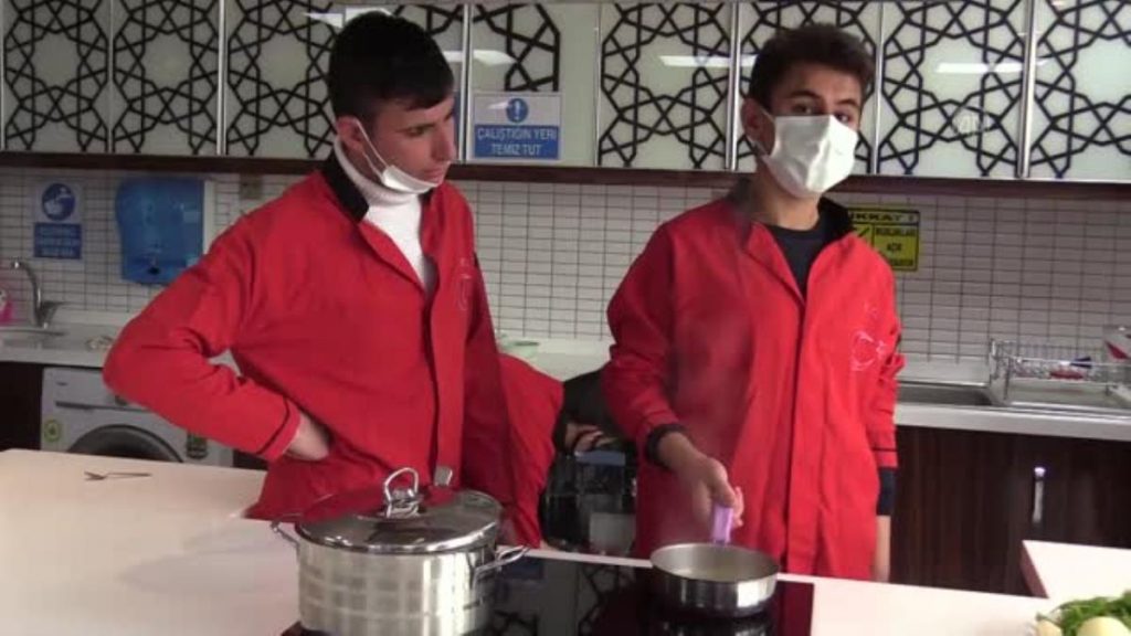 Sebze meyve atıkları “özel eller”de yemek ve tatlıya dönüşüyor