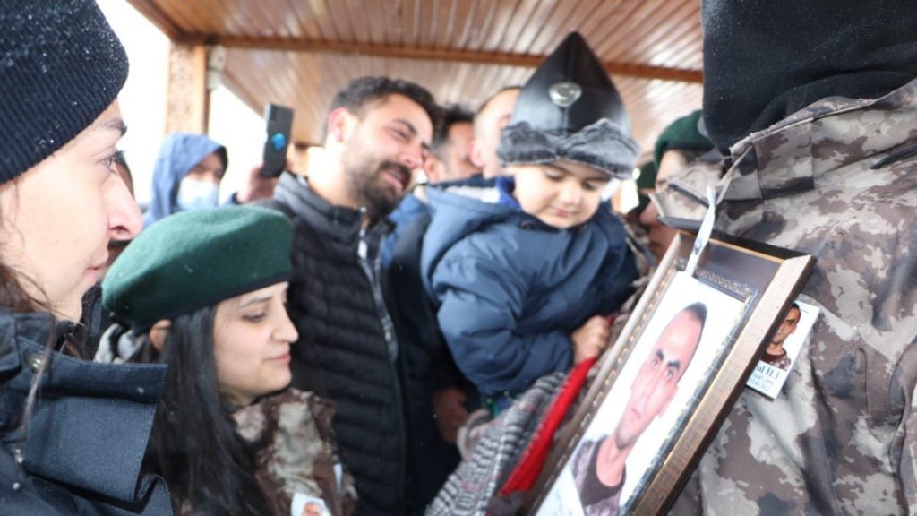 Şehit polis eşini, özel harekatçı kıyafetiyle uğurladı