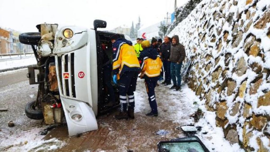 SERVİS MİNİBÜSÜ DEVRİLDİ; 3 YARALI