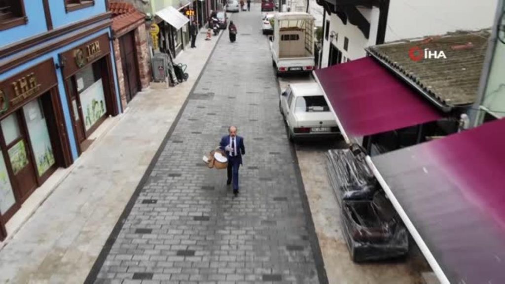 Simitçiyi gören iş adamı sanıyor… Soğuğa aldırmadan takım elbiseyle sokak sokak simit satıyor