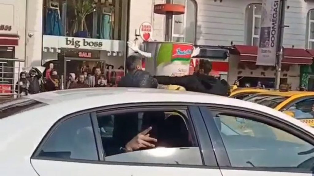 Şişli’de trafikte çıkan kavgada yumruk darbesiyle yere savruldu