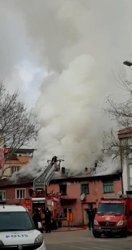 Son Dakika | Bursa’da metruk bina yangını; tehlikeye rağmen toplanıp izlediler