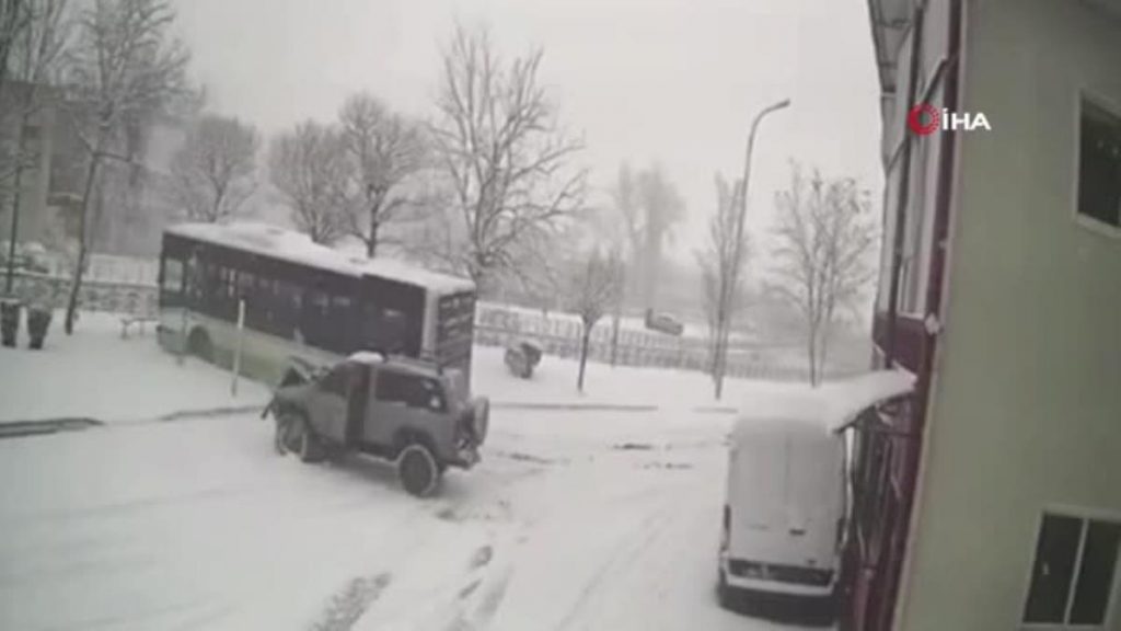 Son dakika haberi | Kayan arazi aracı halk otobüsüne çarptı, yolcular ölümden döndü…Kaza anı kamerada